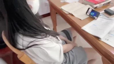 忙里偷闲和大四考研学妹偷情，不小心内射