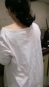 忍不住在厨房操了后妈！麻麻做饭时被狗儿摸奶摸屁股后直接后入肥臀强装镇